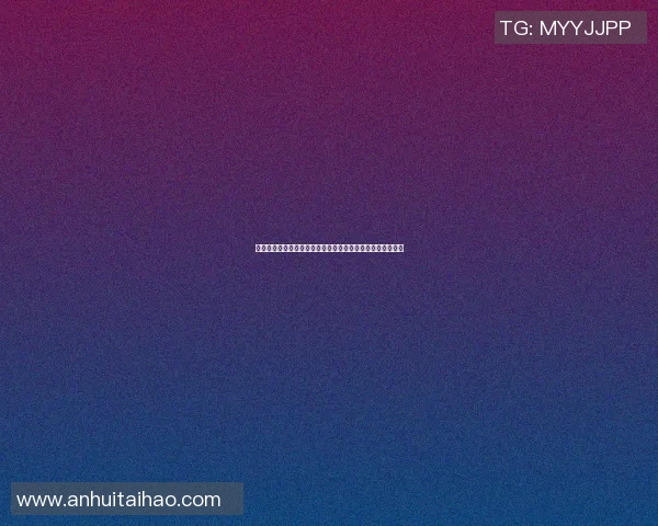 足球明星挑战篮球场踢篮筐高清图片展示运动魅力与跨界风采