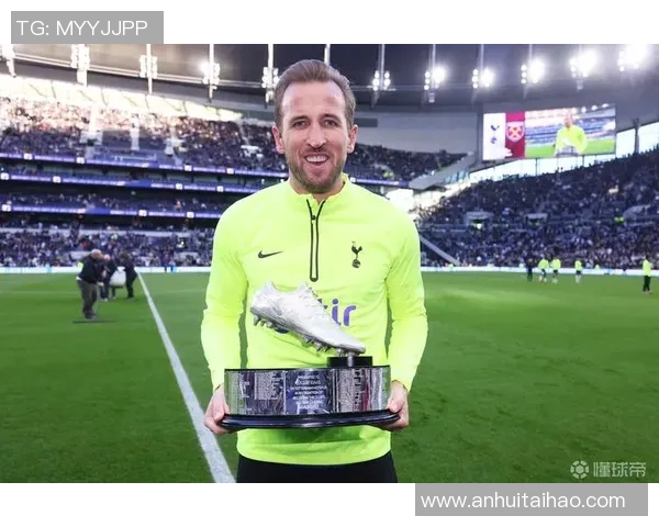 足球明星荣耀时刻展现他们获得的奖杯与成就的精彩瞬间